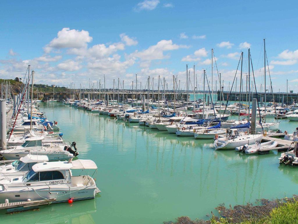 Un montón de barcos están atracados en un puerto deportivo. en ibis Granville Port De Plaisance, en Granville