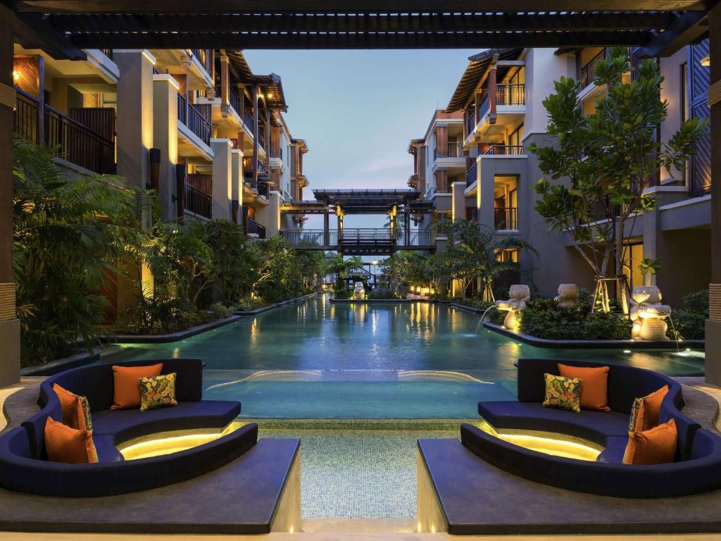 uma piscina no meio de um edifício em Mercure Samui Chaweng Tana em Chaweng