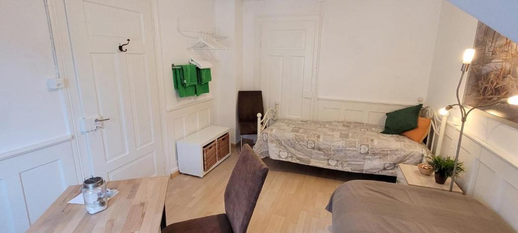 Postel nebo postele na pokoji v ubytování 2 Zimmer Zentral-ruhig mit Flair Gertrud Schlössli