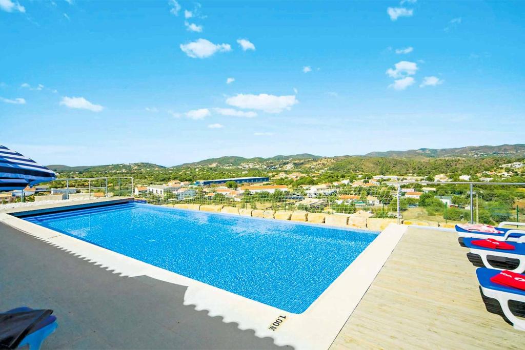 uma piscina no telhado de um edifício em Villa Belchior Nunes em Almargens