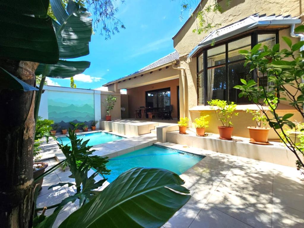 una piscina frente a una casa en Chez Paul Luxury House with Pool & Solar, en Johannesburgo