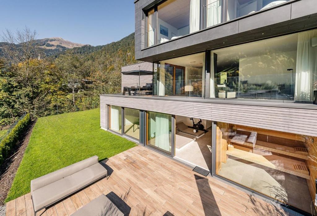 ein Haus mit einer Terrasse mit Blick auf den Hof in der Unterkunft Luxury architecture chalet with view and wellness in Bludenz