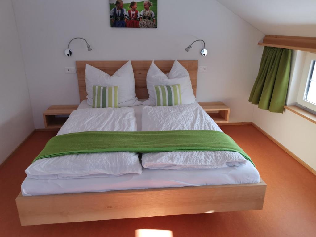 Postel nebo postele na pokoji v ubytování Gästehaus Eisenhut