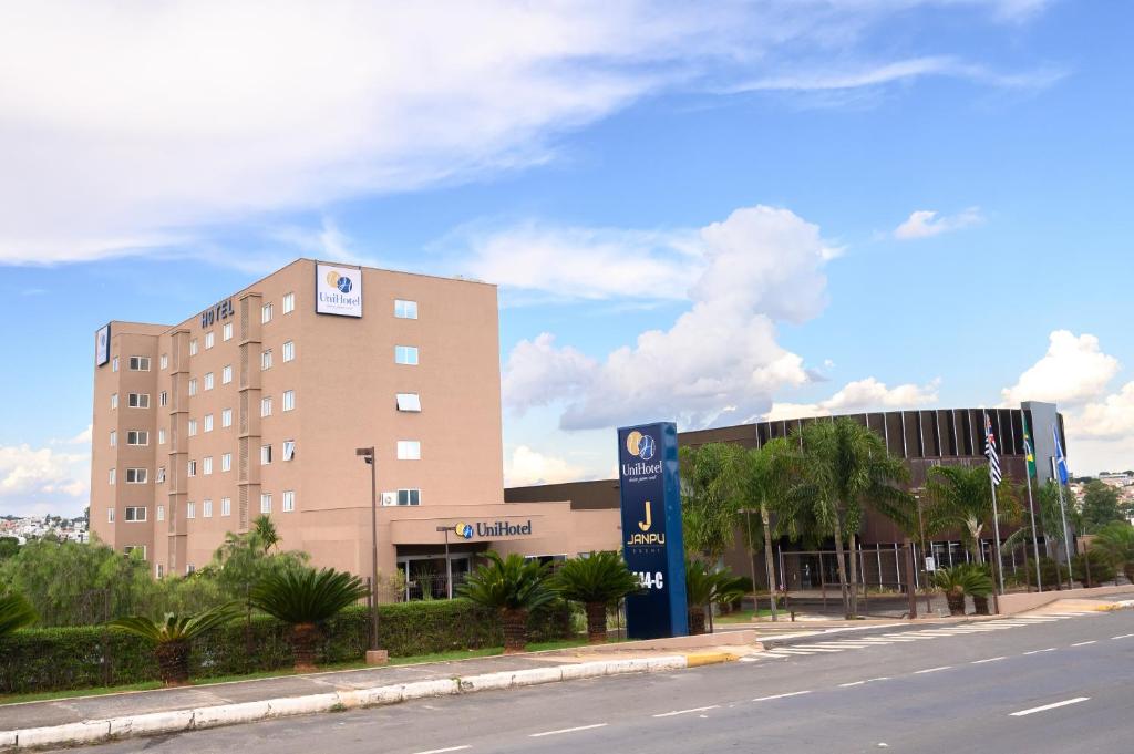 サウトにあるUniHotel Saltoの通り沿いにある大きな建物