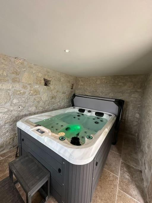 d'un bain à remous dans un coin de chambre dans l'établissement Belle villa avec spa et sauna, à Tayrac