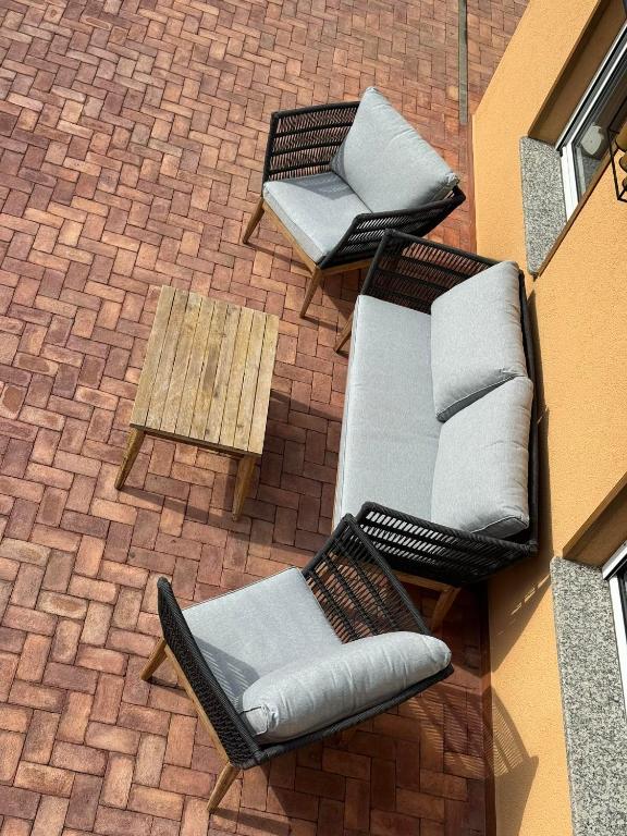 Posezení v ubytování Villa Boyana City & Relax with Hot Jacuzzi and Sauna by BookVillaBG