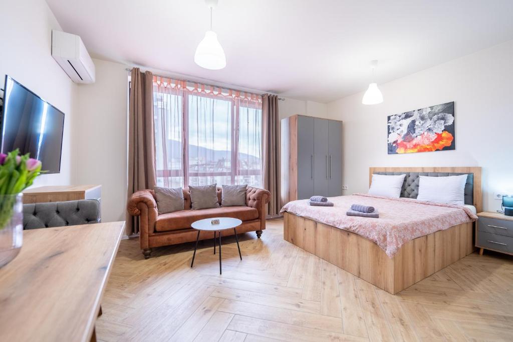 1 dormitorio con 1 cama, 1 sofá y 1 silla en WOW studios for rent - bul Montevideo 25A - B en Sofía