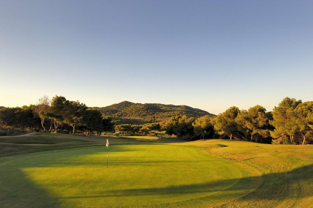 Grand Hyatt La Manga Club Golf & Spa في لا مانغا ذيل مار مينور: اطلاله على ملعب قولف مع اخضر