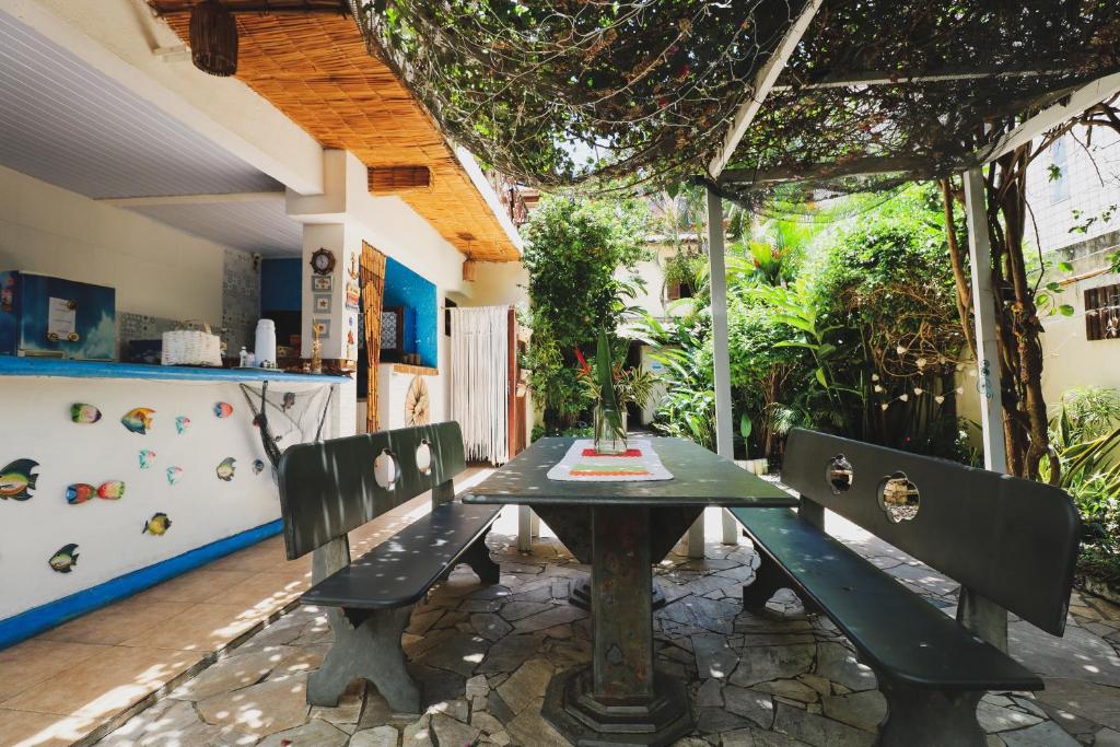 Um jardim em Hostel Cabo Frio