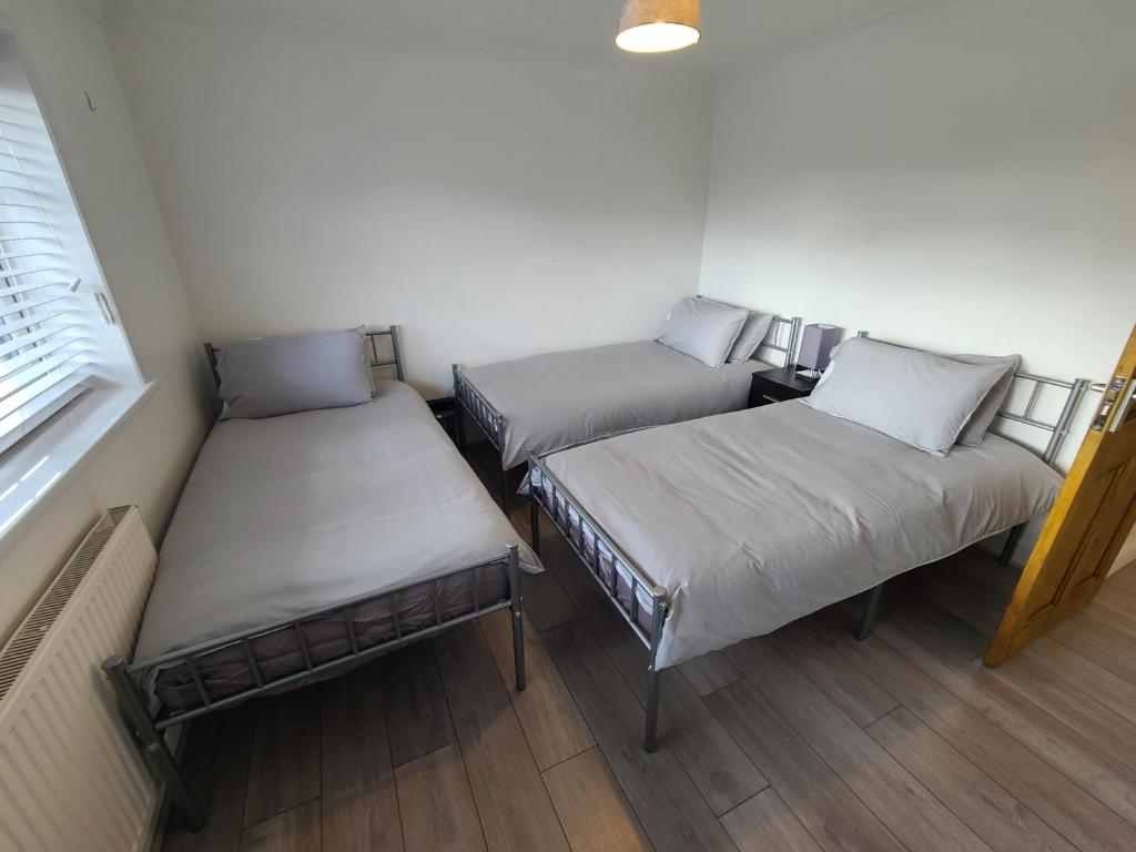 Un pat sau paturi într-o cameră la QUICK STOP-GATWICK STAY, Family Room GR5