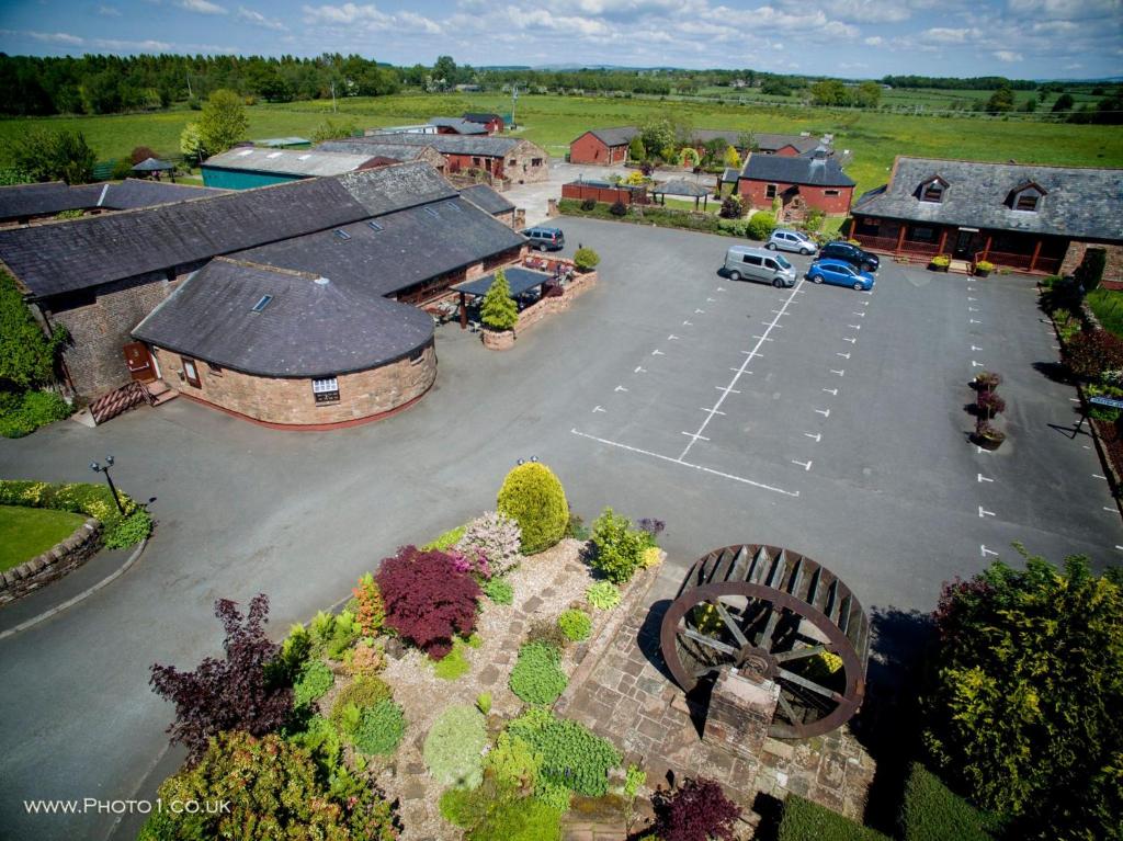 uma vista aérea de um parque de estacionamento com um edifício em The Mill Forge em Gretna Green