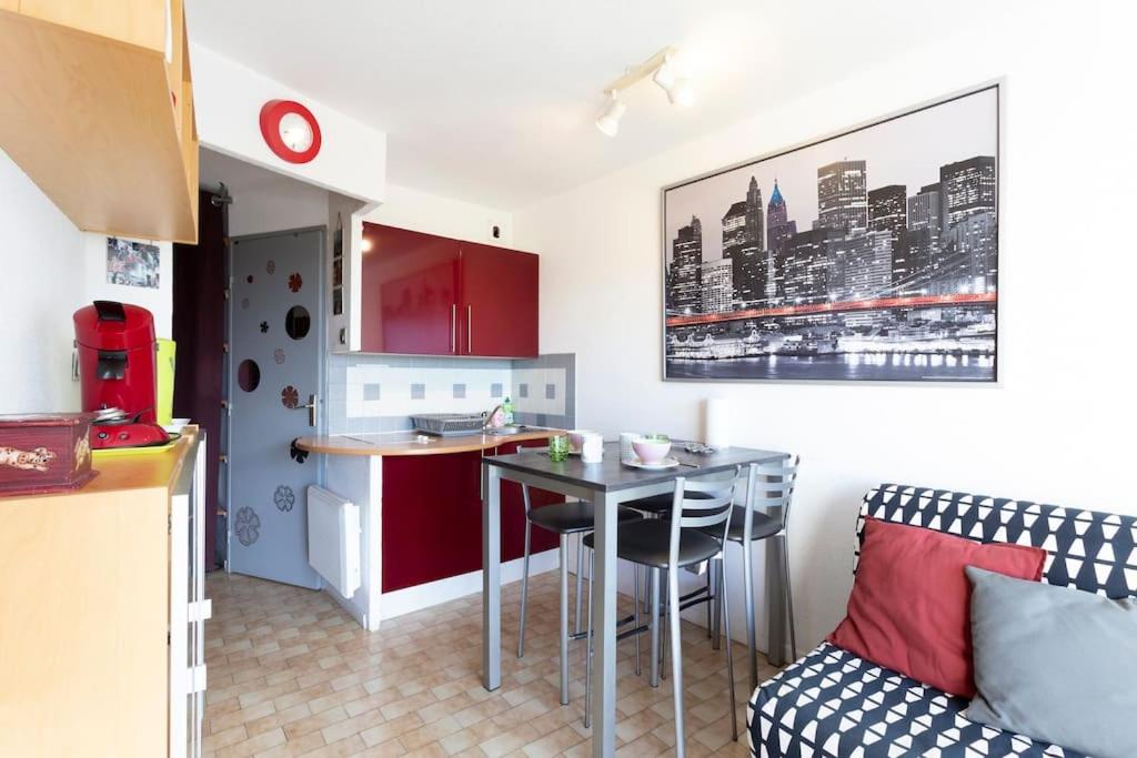 Il comprend une petite cuisine avec une table et un canapé. dans l'établissement Chez Stéphanie Vi - Fantastique appartement à proximité des plages, à La Grande Motte