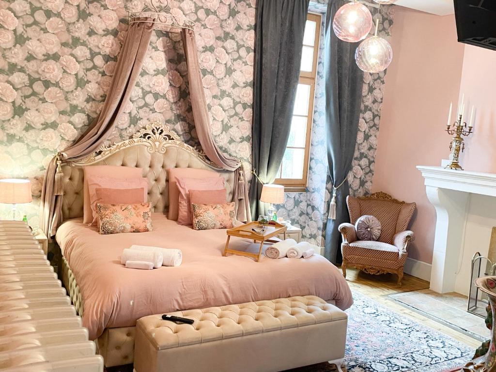 een slaapkamer met een groot bed met een baldakijn bij Chateau Bourgeoisie *** in Laimont