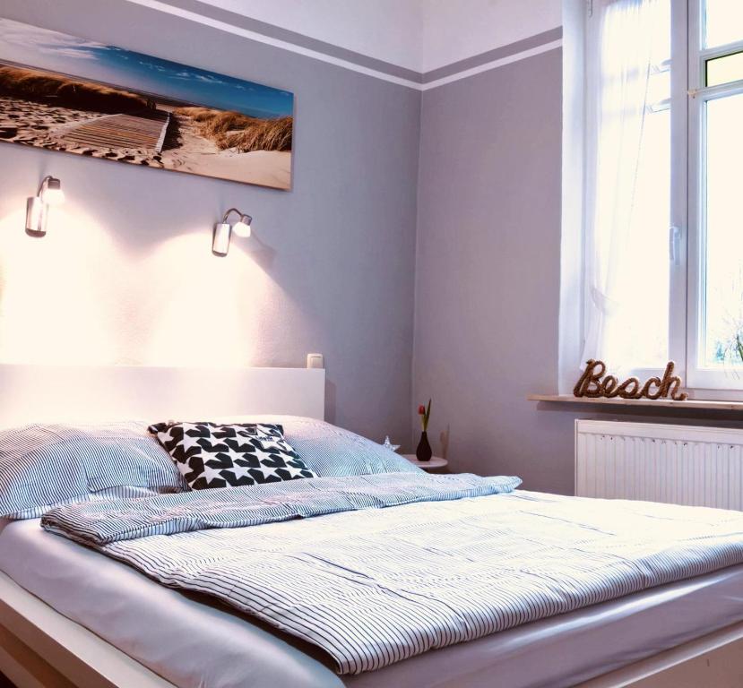 - une chambre avec un lit, une fenêtre et un lit dans l'établissement Villa Baltica Wohnung 02, à Dahme