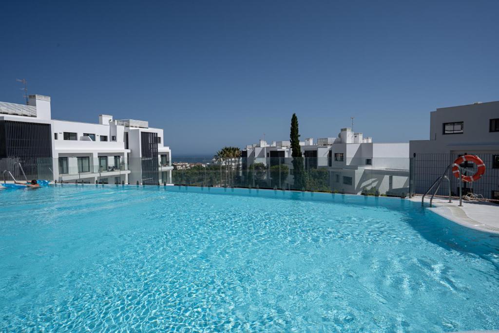een groot zwembad bovenop een gebouw bij El Sol Higueron West Apartment in Fuengirola