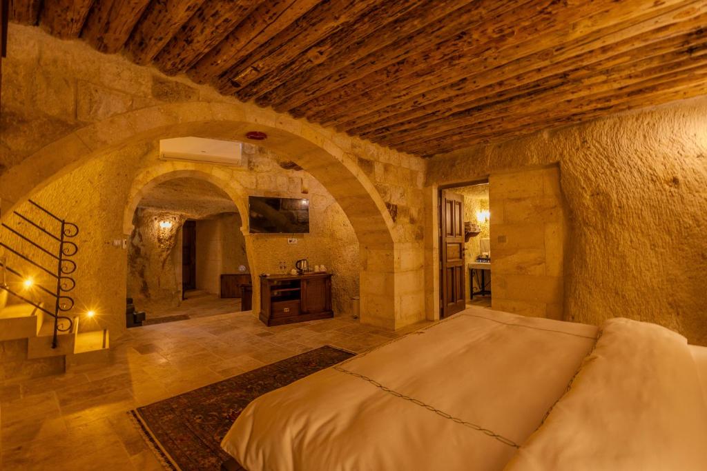 Postel nebo postele na pokoji v ubytování Seraphim Cave Suites & SPA