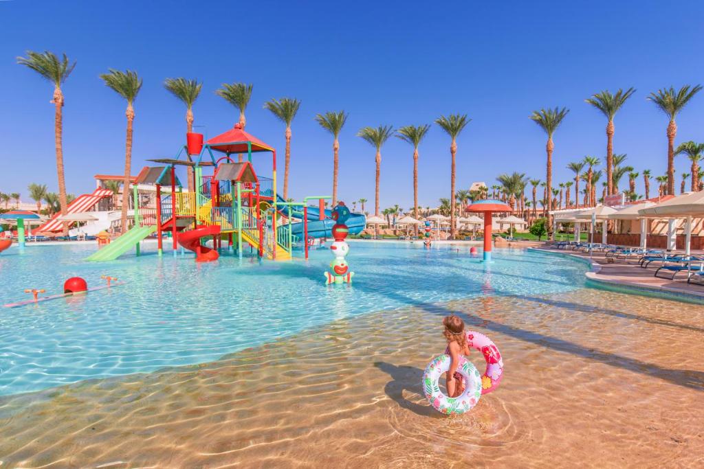 Bazén v ubytování Pickalbatros Palace - Aqua Park Hurghada nebo v jeho okolí