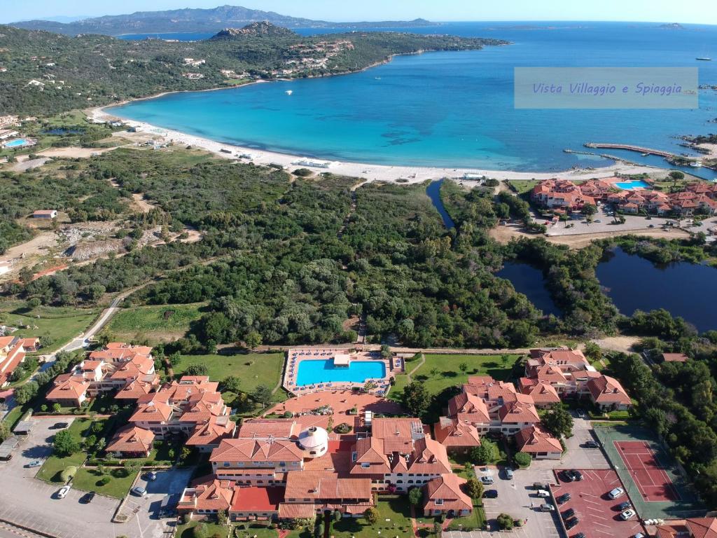 een luchtzicht op een huis en het strand bij Sardegna Beach Eucalyptus in Golfo Aranci