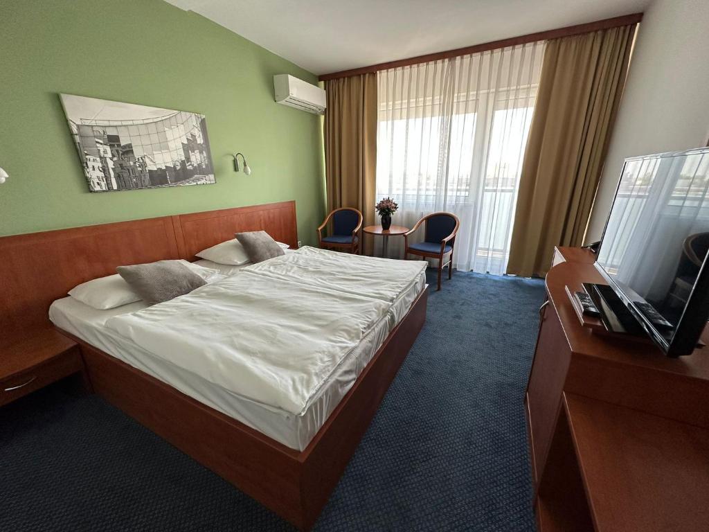 Posteľ alebo postele v izbe v ubytovaní Hotel Bratislava