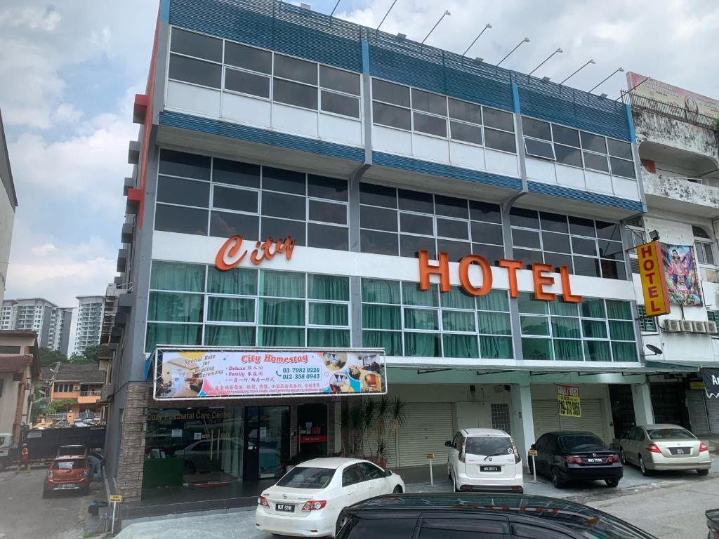 un hotel con coches aparcados delante en City Kuchai Hotel -Kuchai Lama,Kuala Lumpur, en Kuala Lumpur