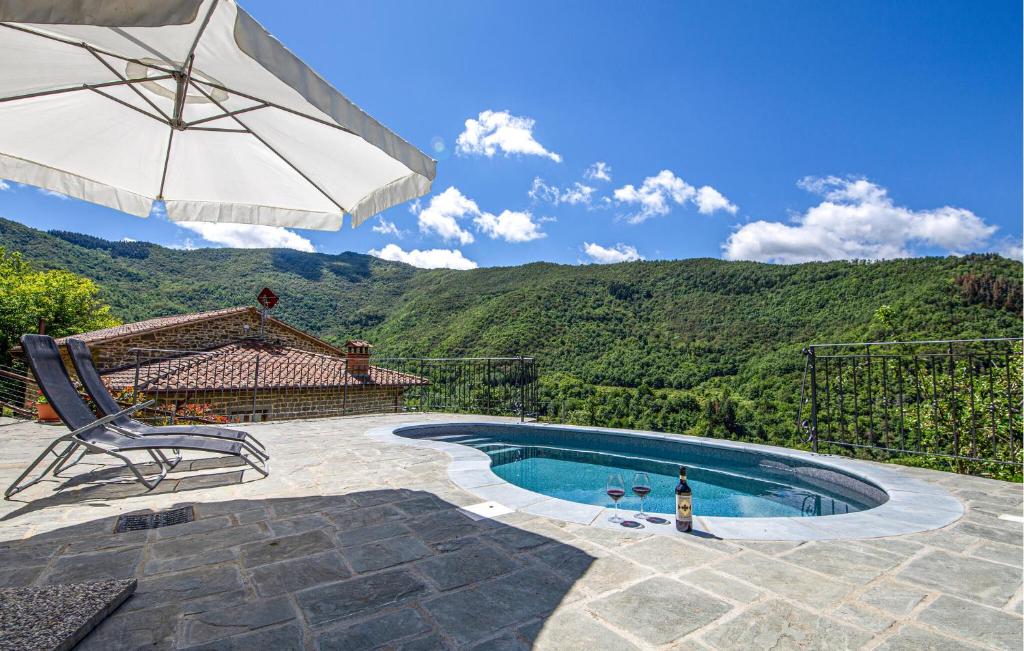 uma piscina com uma cadeira e um guarda-sol em Amazing Home In Pian Del Ponte With Wi-fi em Serravalle