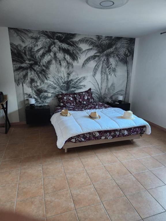 - une chambre avec un lit orné d'une fresque murale de palmiers dans l'établissement Charmante maison de village pour 10, à 15 min de la mer - Idéal familles et amis, à Montblanc