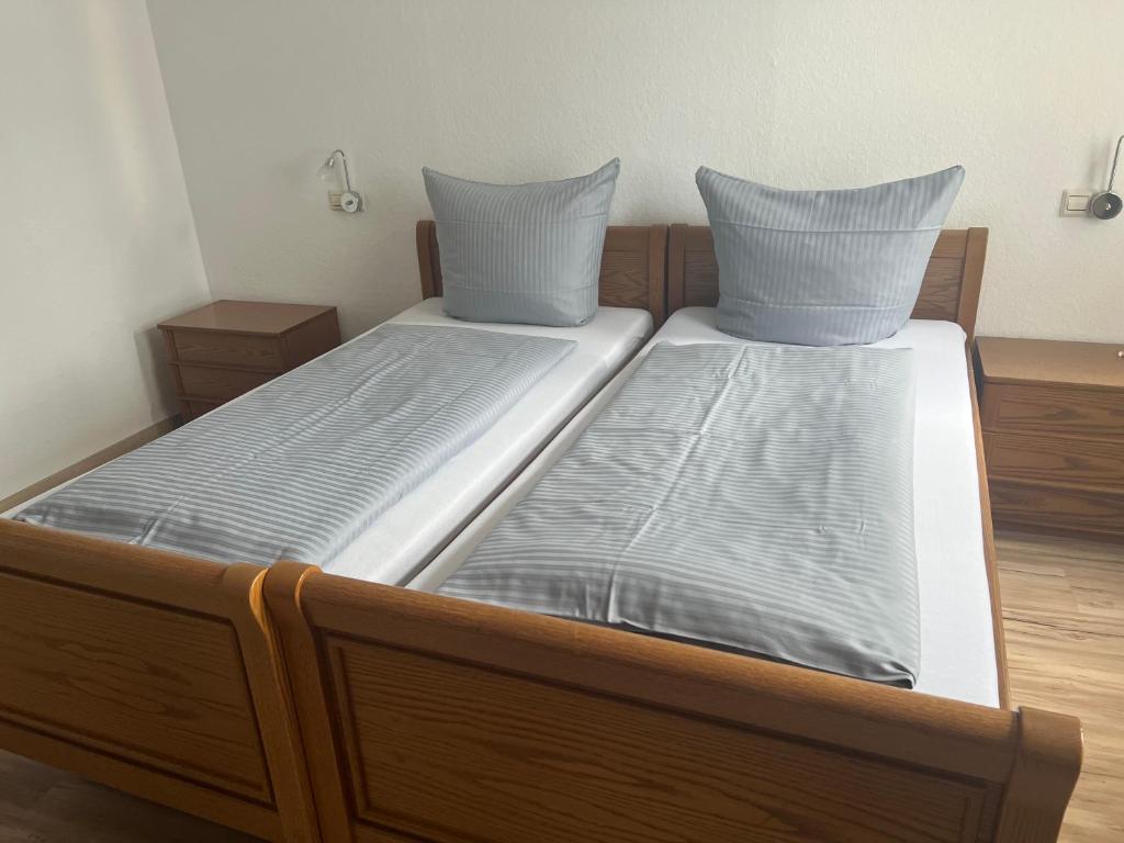 two beds sitting next to each other in a room at Bierstadt-Hotel in Einbeck