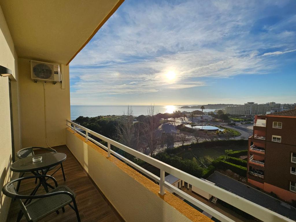 un balcone con tavolo e vista sull'oceano di Castelos do Mar a Portimão