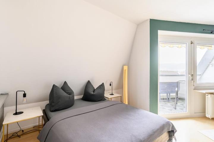 ein Schlafzimmer mit Bett und Blick auf das Meer in der Unterkunft Studio Apart - Küche - Balkon - Netflix in Bad Säckingen