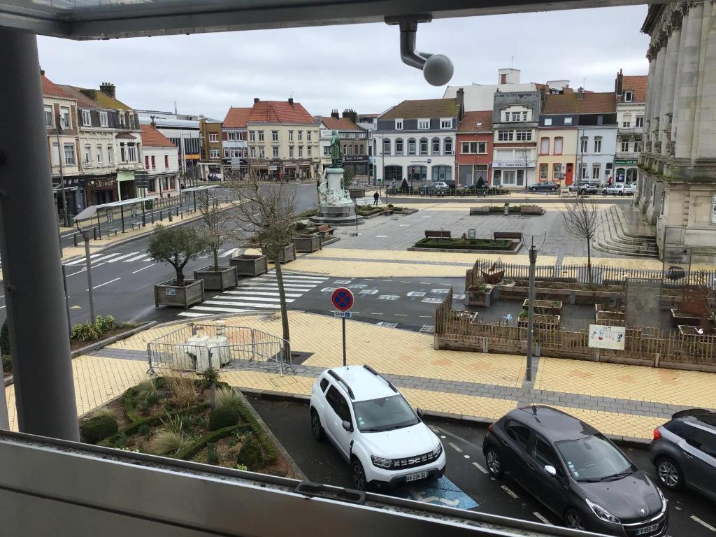 - une vue sur une ville avec des voitures garées dans la rue dans l'établissement FLAT Calais beach, à Calais