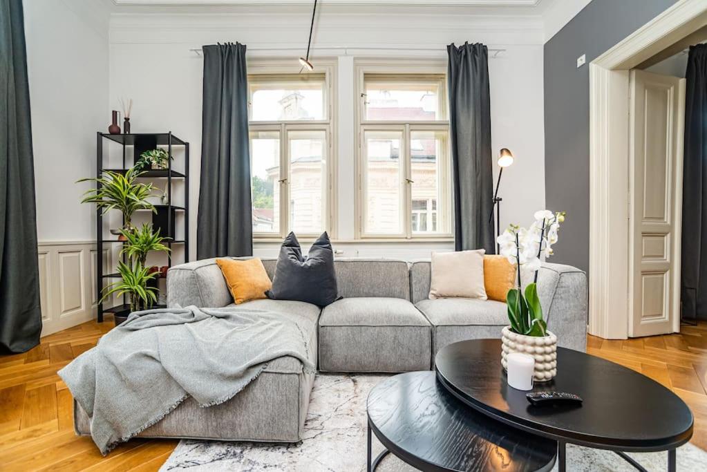 Posezení v ubytování Luxurious 3bed very spacious apt in the best area