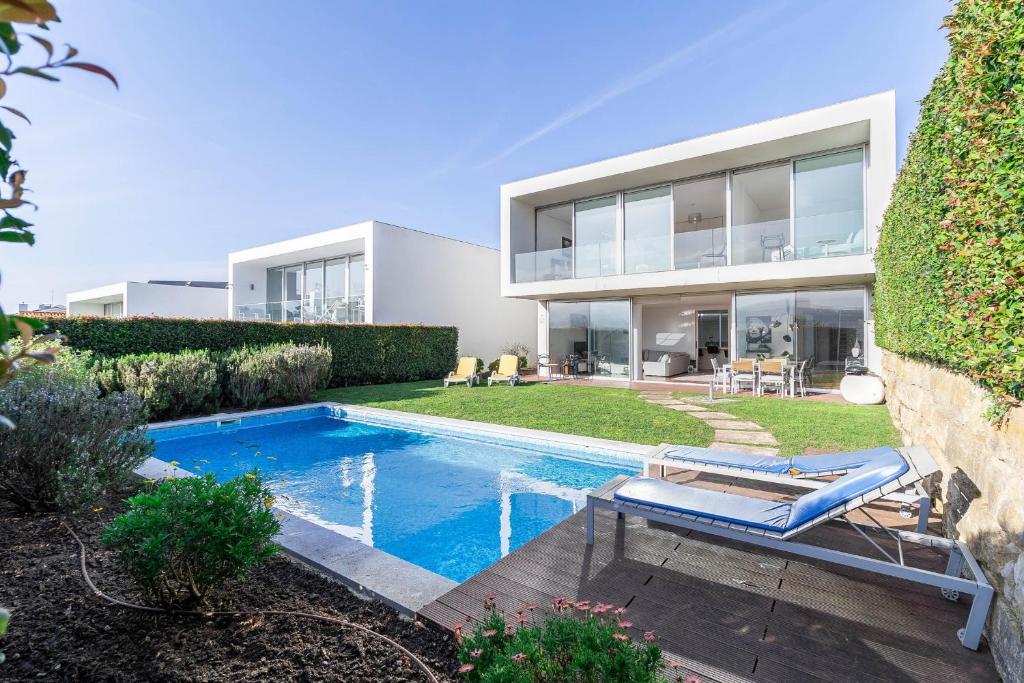 una vista exterior de una casa con piscina en Akivillas Sintra Star, en Sintra