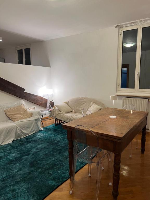 - un salon avec une table et un canapé dans l'établissement Daeiouz II, à Milan