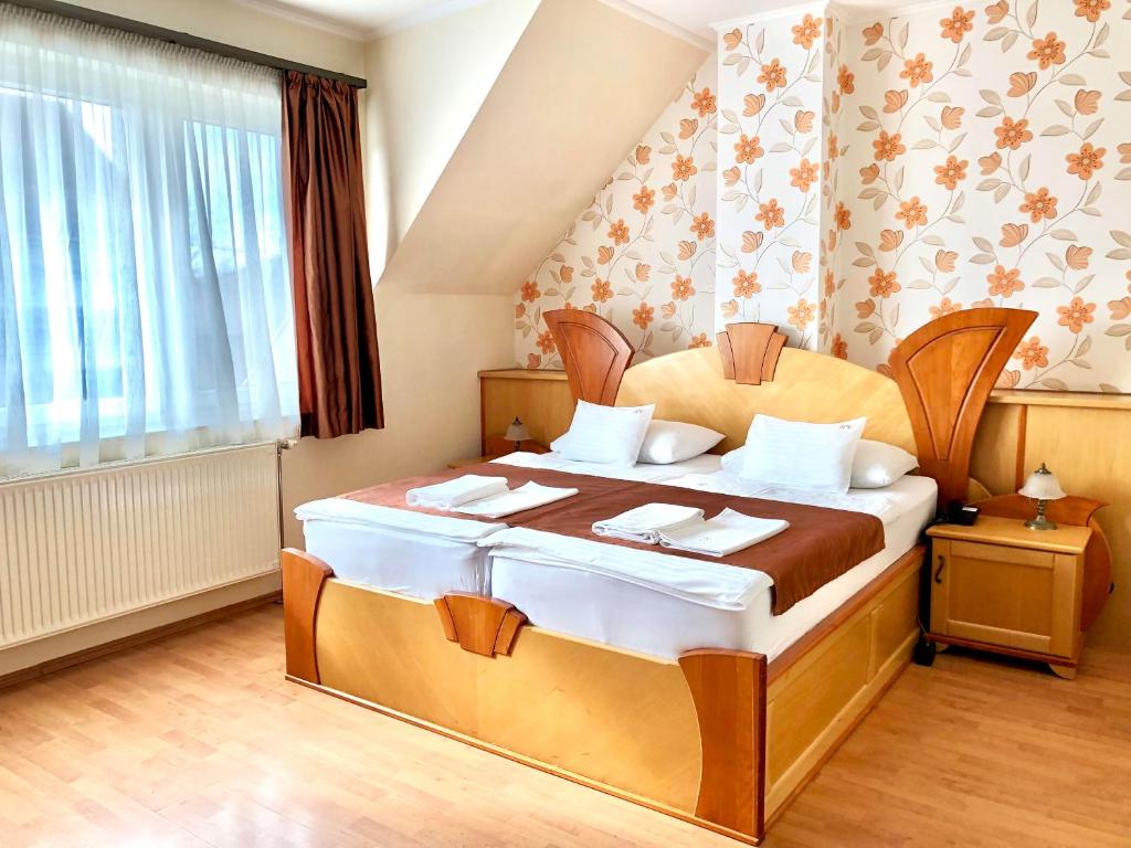 Postel nebo postele na pokoji v ubytování Hét Vezér Apartmanhotel