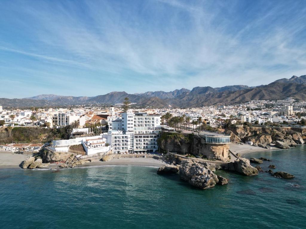 una vista aerea su una città e una spiaggia di Hotel Balcón de Europa a Nerja