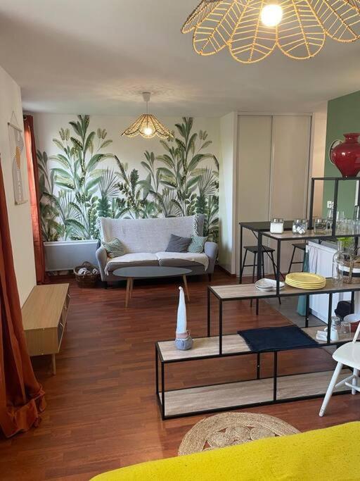 un salon avec un canapé et une table dans l'établissement Studio proche Disneyland Paris, à Magny-le-Hongre