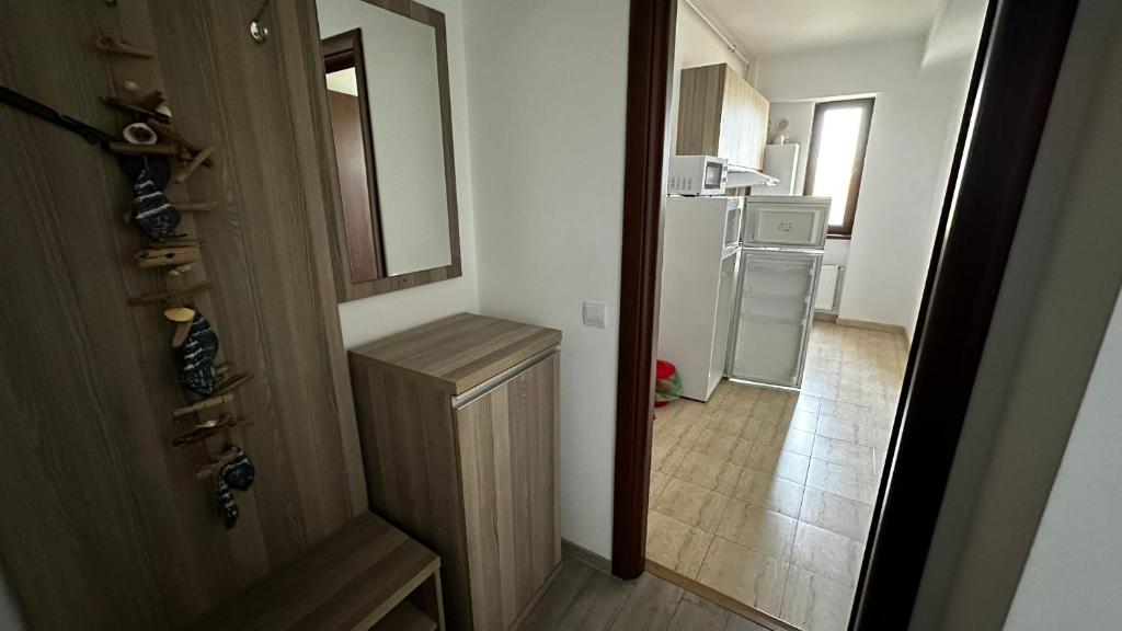una puerta que conduce a un pasillo con cocina en Mamaia Apartments Summerland Club, en Mamaia