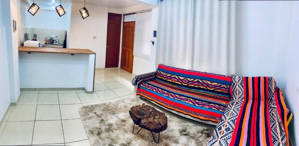 a living room with a couch and a table at SAMAY, casa familiar en el valle sagrado in Calca
