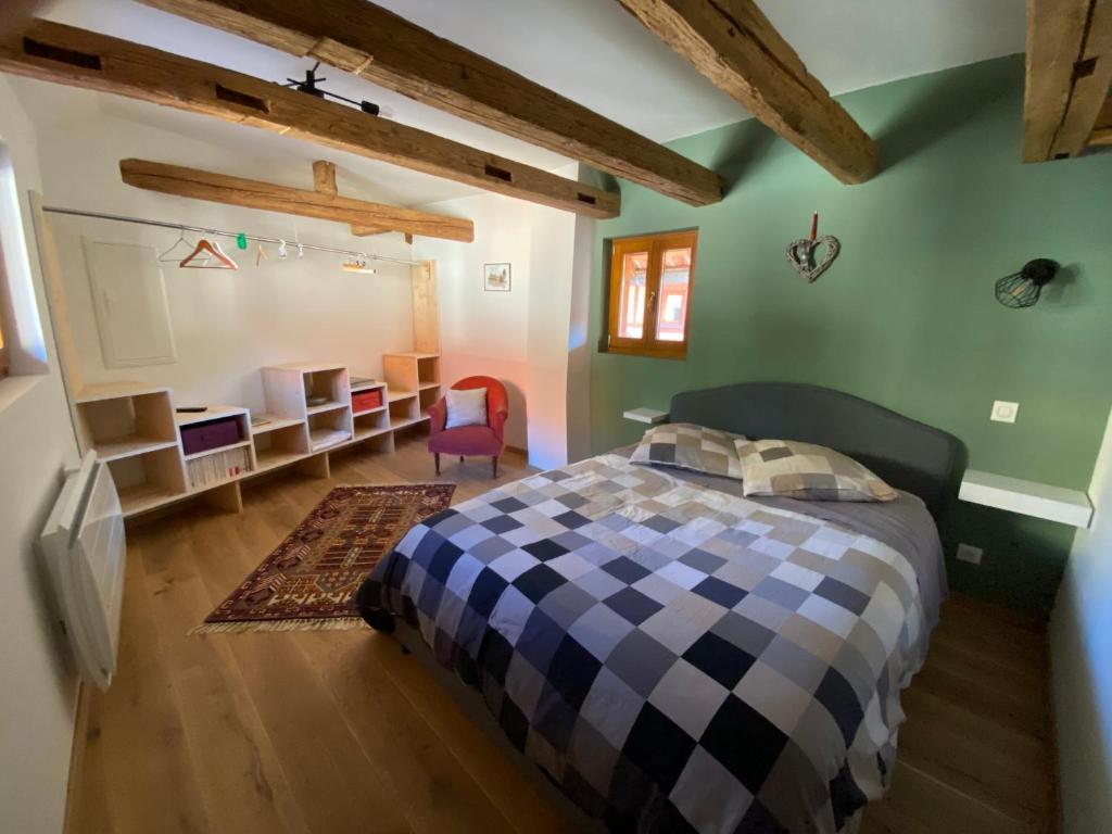 ein Schlafzimmer mit einem Bett in einem Zimmer mit grünen Wänden in der Unterkunft La ferme de Lili in Truchtersheim