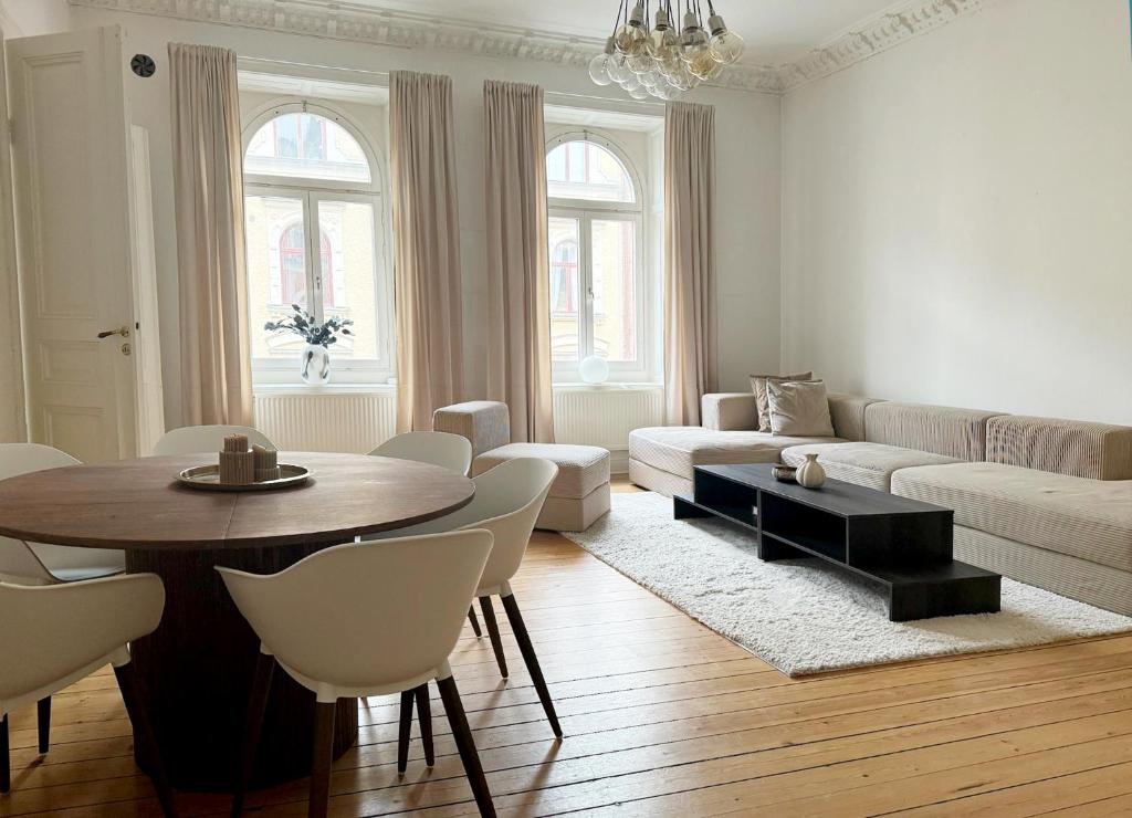 ein Wohnzimmer mit einem Tisch und einem Sofa in der Unterkunft Lägenhet i centrala Stockholm in Stockholm