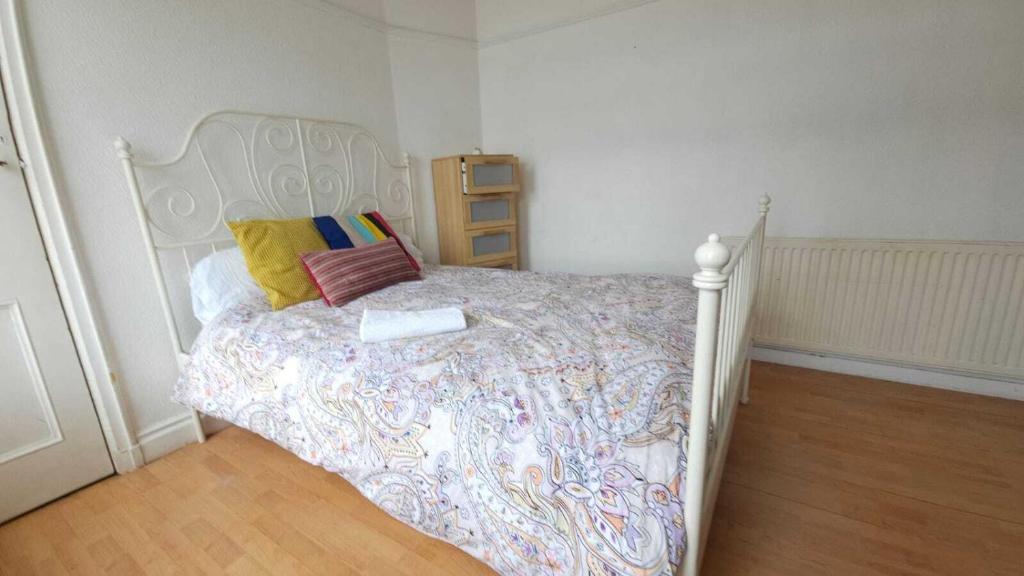 London Edgware Station Apartment - Single Room With Shared Bathroom