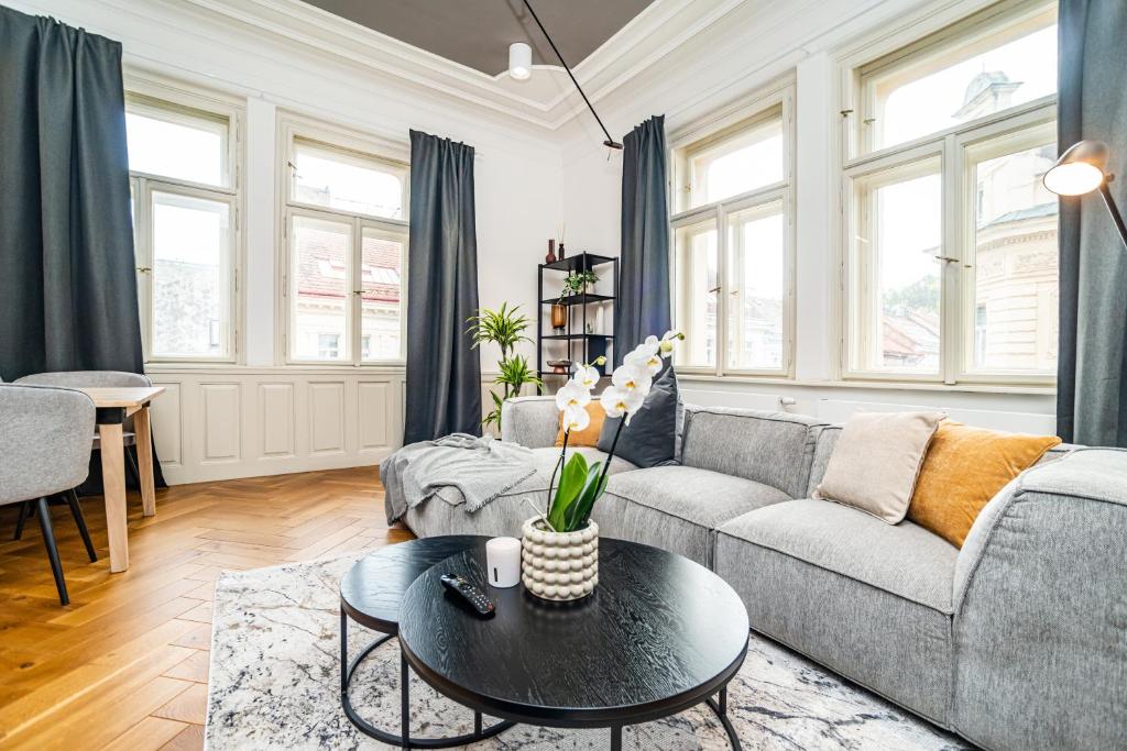 Posezení v ubytování Luxurious 3bed very spacious apt in the best area