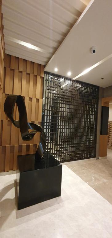 una escultura de un par de zapatos en una habitación en C Place - Capsule B en Manila
