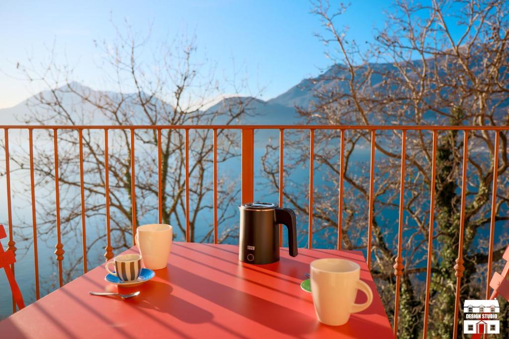 - une table avec 2 tasses à café sur le balcon dans l'établissement GOLDEN VIEW by Design Studio, à Bellano