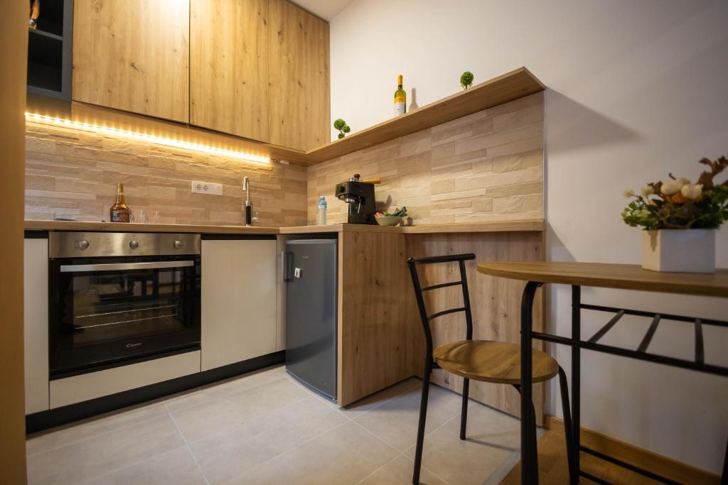 Küche/Küchenzeile in der Unterkunft Apartmani RAZVIGORA - DivčiNova