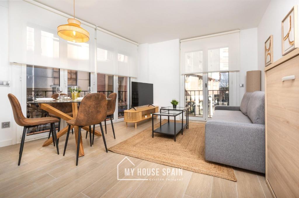- un salon avec un canapé et une table dans l'établissement MyHouseSpain - Salustio Apartments, à Gijón