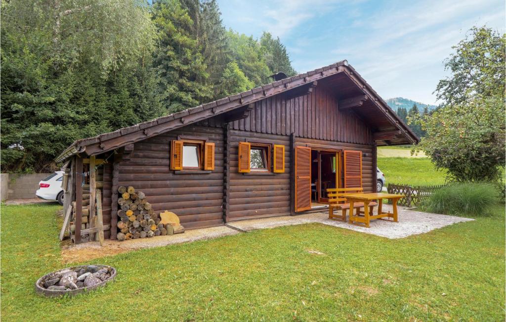 的住宿－Ferienhaus In Sagerberg，庭院内带野餐桌的小小木屋
