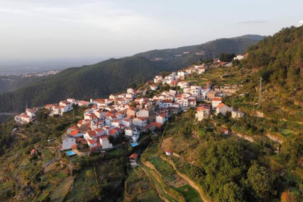 una vista aérea de un pueblo en una colina en Casa da Calçada - Casa Inteira, en Seia