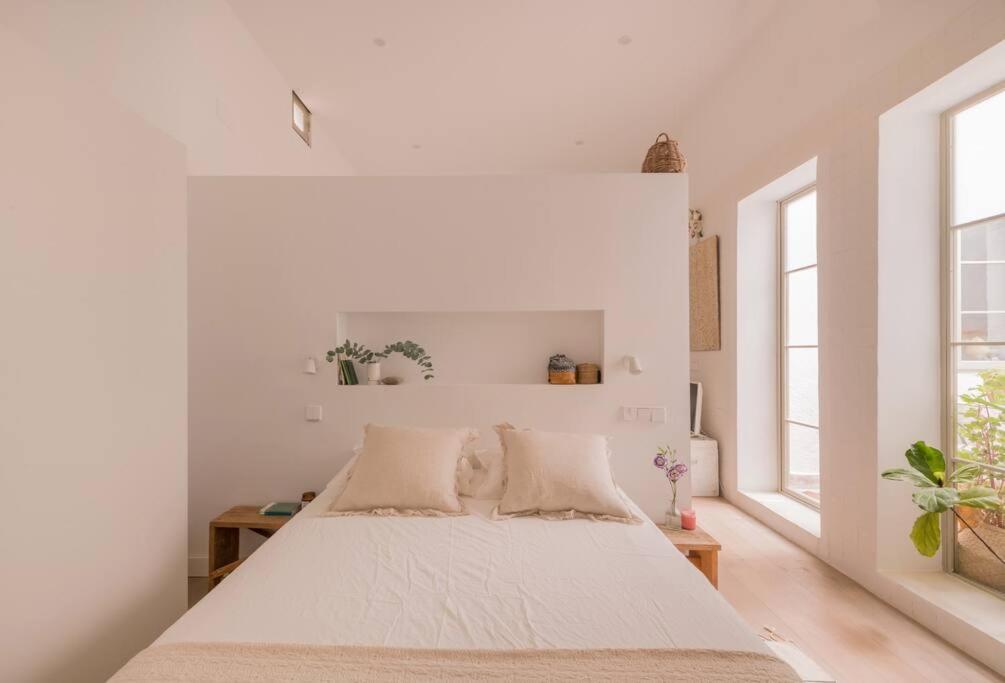 1 dormitorio blanco con 1 cama grande y 2 almohadas en Dream flat. New Brooklyn Madrid en Madrid