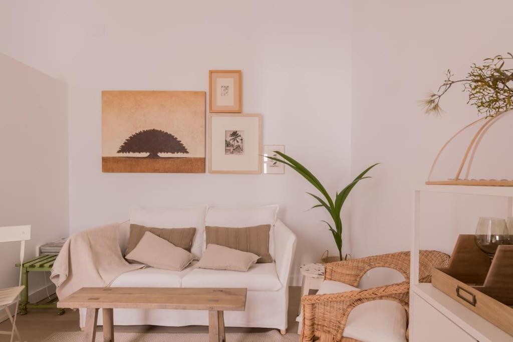 - un salon avec un canapé blanc et une table dans l'établissement Dream flat. New Brooklyn Madrid, à Madrid